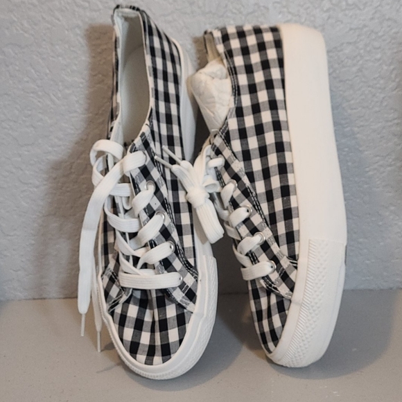 Checkerd Sneekers by New Look - Picture 5 of 11